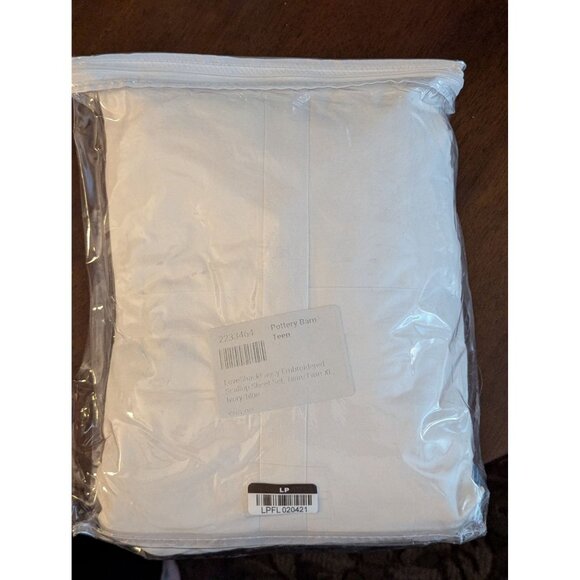 Pottery Barn Teen Love Shack Fancy Embroidered Scallop Sheet Set Twin/Twin XL Iv - Picture 2 of 5